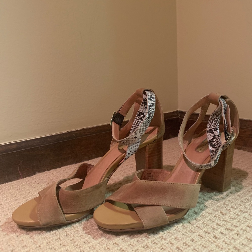Halogen “Haley” Tan/Snake-print Heels US W 8.5